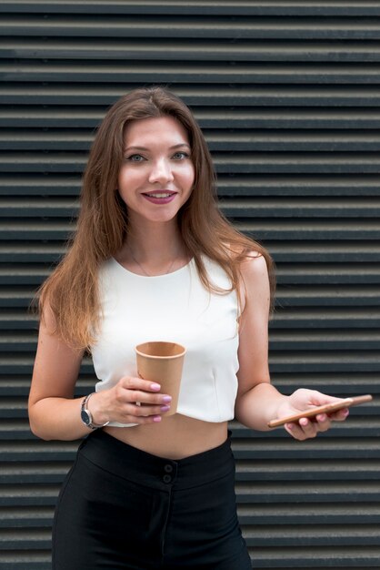 Mujer de negocios posando en la calle