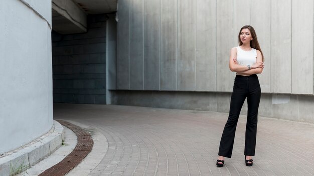 Mujer de negocios posando en la calle