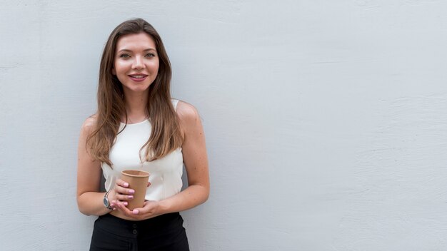 Mujer de negocios posando en la calle