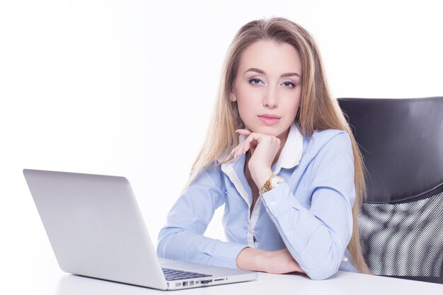 Mujer de negocios posando con una computadora portátil