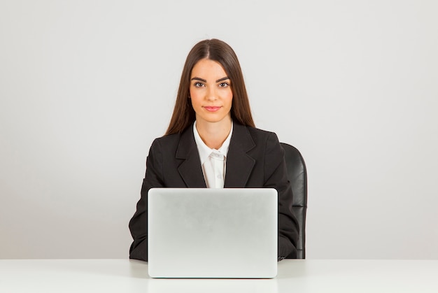 Mujer de negocios posando con portátil