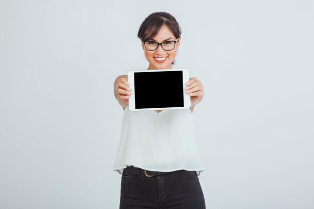 Mujer de negocios posando con la tablet