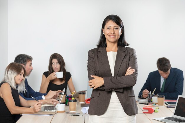 Mujer de negocios posando en traje de oficina