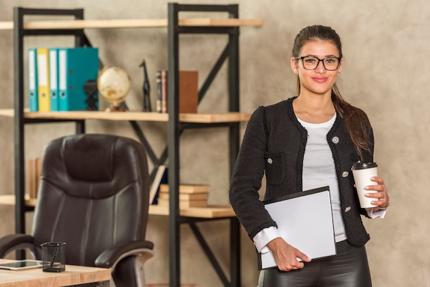 Mujer de negocios posando