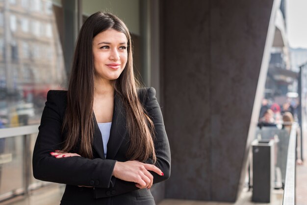 Mujer de negocios posando