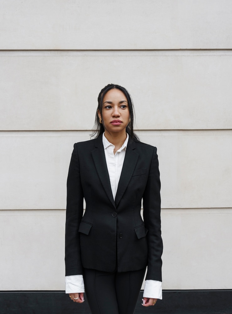 Foto gratuito mujer de negocios, posar, aire libre