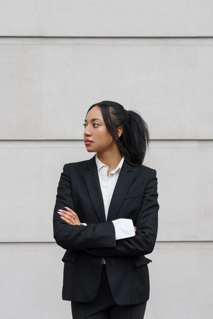 Mujer de negocios, posar, aire libre