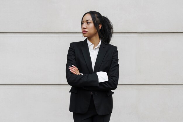 Mujer de negocios, posar, aire libre