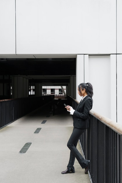 Mujer de negocios, posar, aire libre