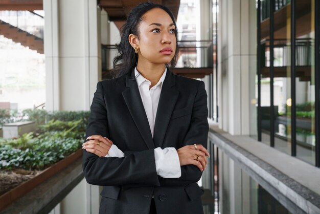 Mujer de negocios, posar, aire libre