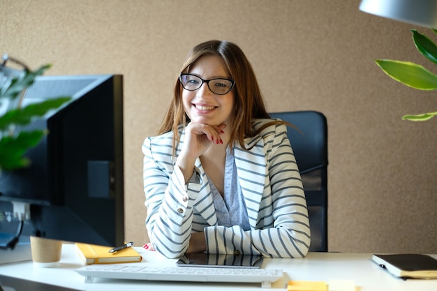 Mujer de negocios, posar, en la oficina