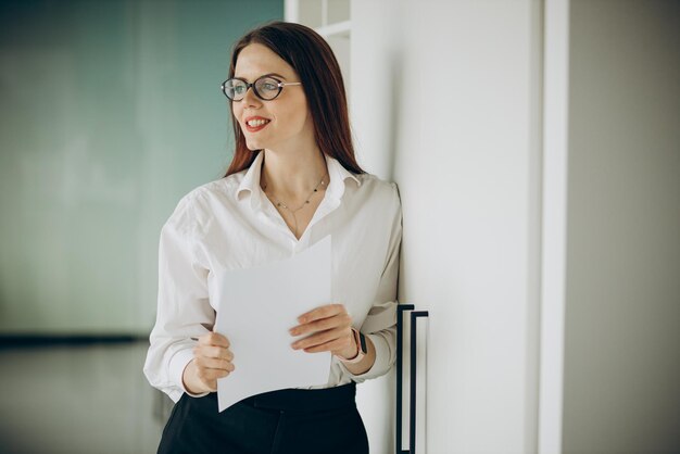 mujer de negocios, posición, en, oficina, con, papeles