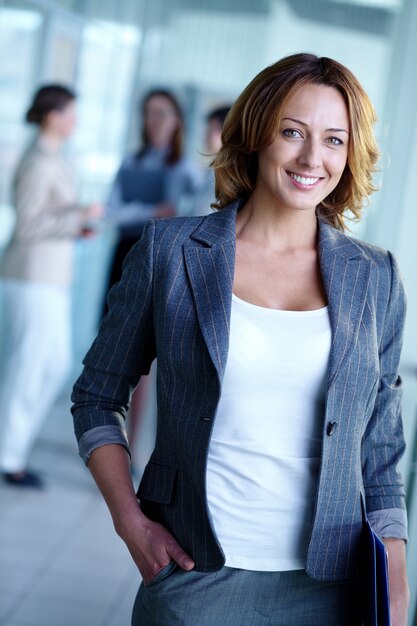 Mujer de negocios positiva en el trabajo