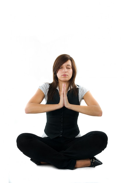 Foto gratuita mujer de negocios practicando yoga antes de comenzar a trabajar