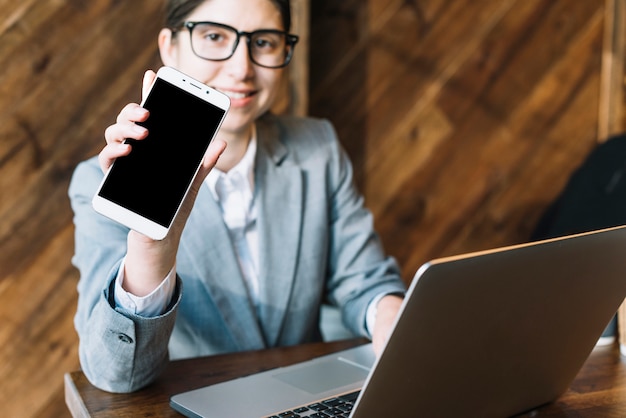 Mujer de negocios presentando smartphone