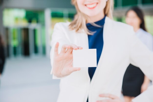 Mujer de negocios presentando tarjeta de visita