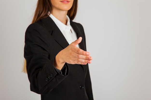 Foto gratuita mujer de negocios presentándose