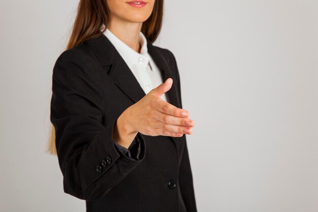 Mujer de negocios presentándose