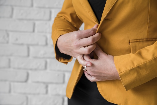 Mujer de negocios de primer plano con espacio de copia