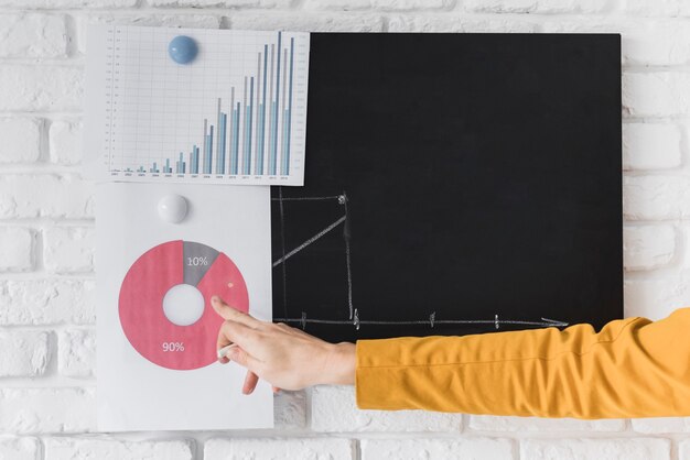 Mujer de negocios de primer plano que sostiene una presentación