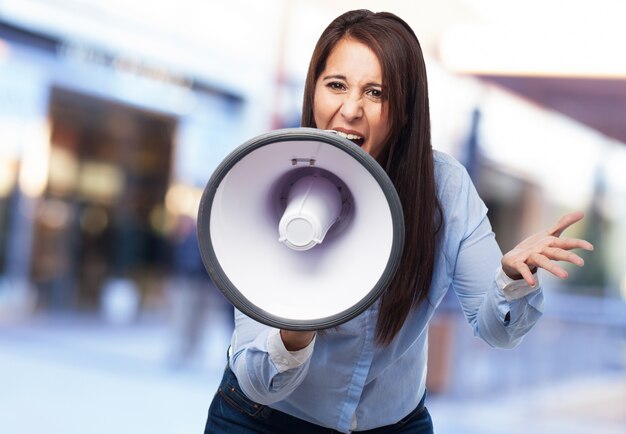 Mujer de negocios probando un megáfono