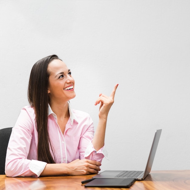 Mujer de negocios que apunta a algo