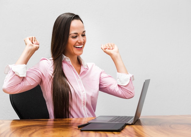 Mujer de negocios que es feliz sobre proyecto