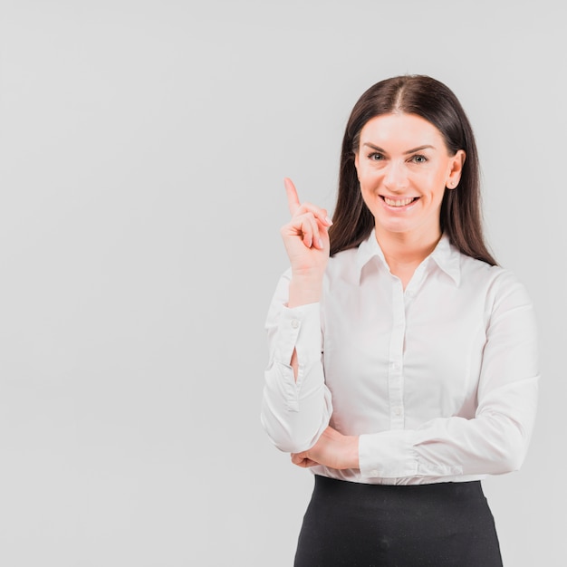 Mujer de negocios que muestra el dedo acusador