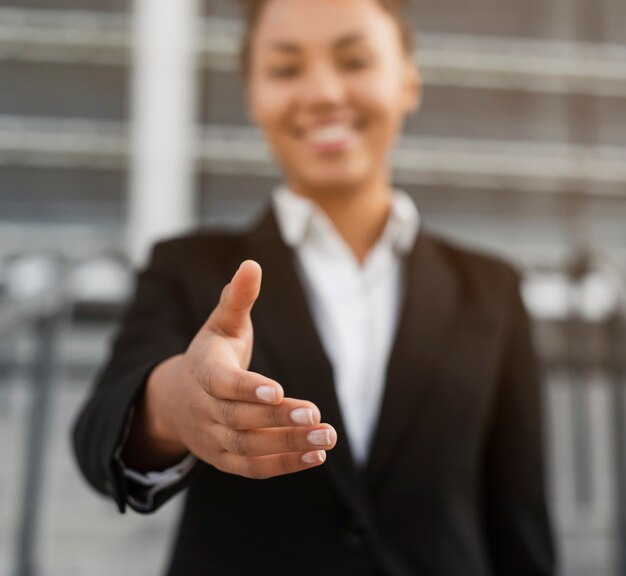 Mujer de negocios que muestra la mano de cerca