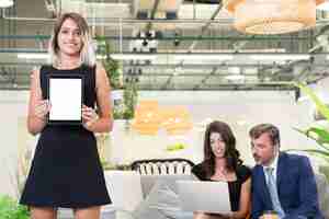 Foto gratuita mujer de negocios que muestra la tableta en blanco