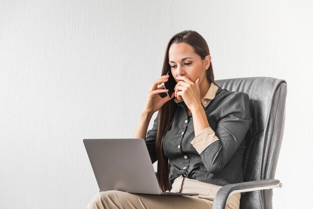 Mujer de negocios que parece tensionada