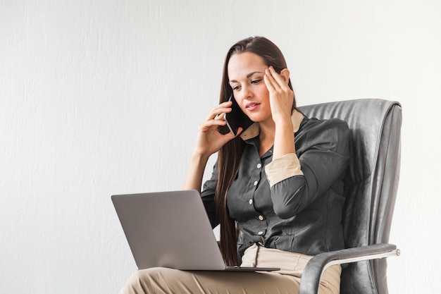 Mujer de negocios que tiene problemas en el trabajo