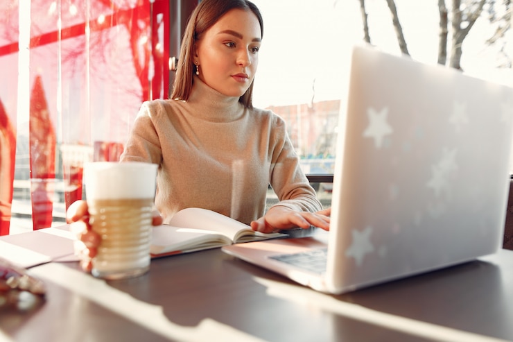 Foto gratuito mujer de negocios que trabaja en un café