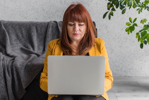 Foto gratuita mujer de negocios que trabaja en la computadora portátil