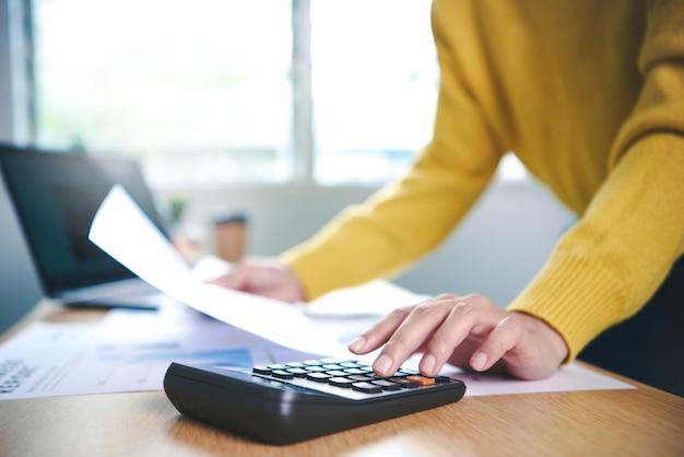 Mujer de negocios que trabaja en finanzas y contabilidad Analizar financi