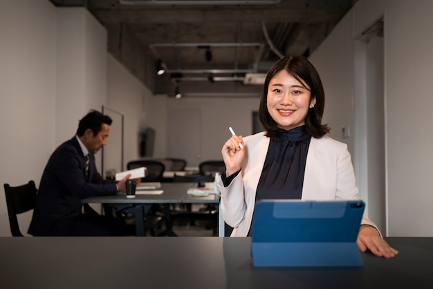 Mujer de negocios que trabaja en la vista frontal del ipad