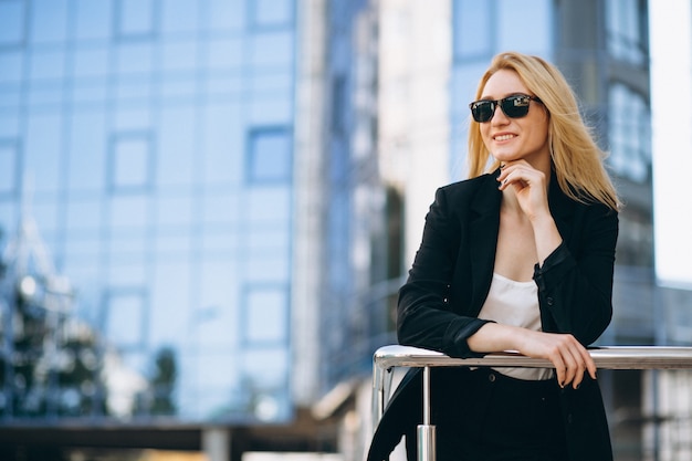 Foto gratuita mujer de negocios por el rascacielos