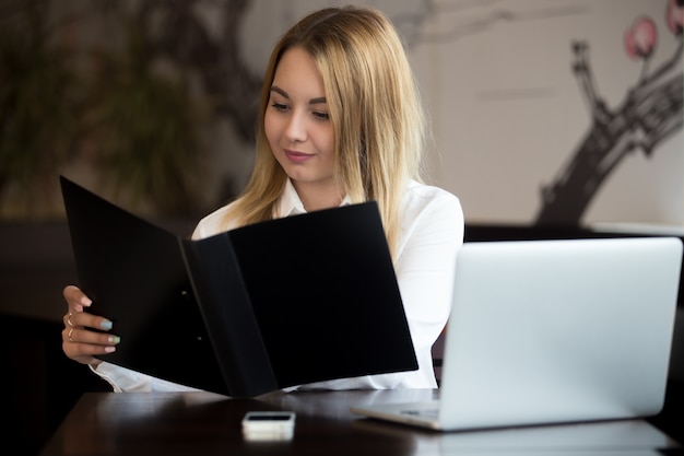 Mujer de negocios revisando el informe