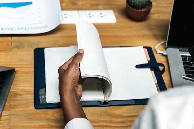 Una mujer de negocios revisando sus notas en un cuaderno