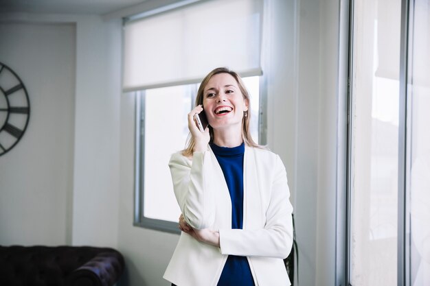 Foto gratuita mujer de negocios riendo en teléfono