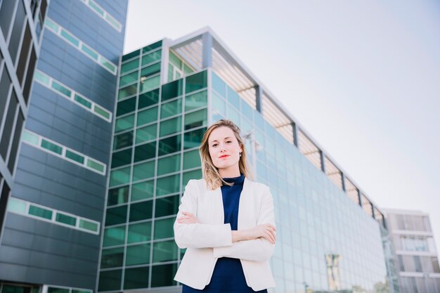 Mujer de negocios rubia con brazos cruzados