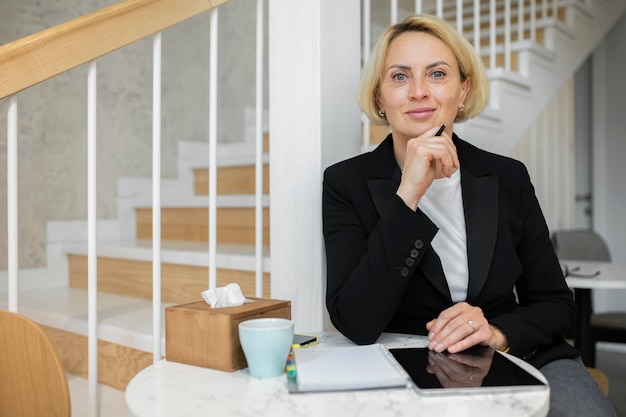 Mujer de negocios rubia madura en el trabajo