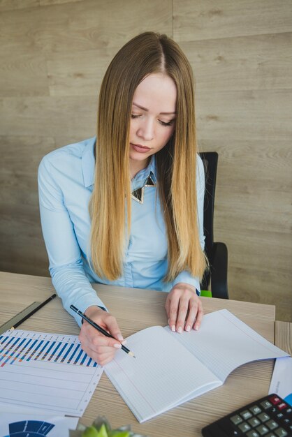 Mujer de negocios rubia trabajando