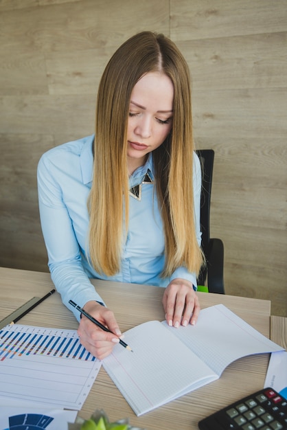 Mujer de negocios rubia trabajando