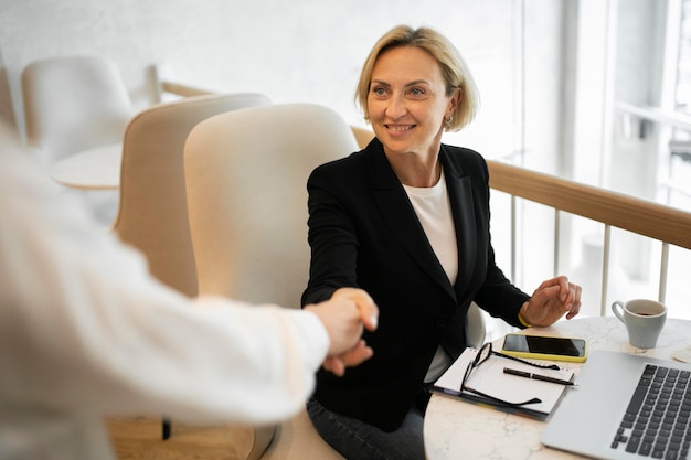 Mujer de negocios rubia trabajando