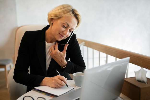 Mujer de negocios rubia trabajando