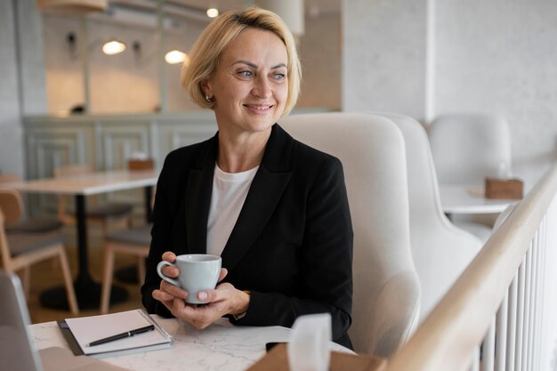 Mujer de negocios rubia trabajando