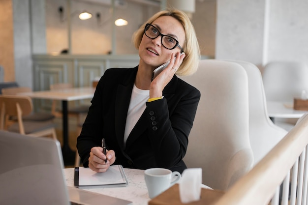 Mujer de negocios rubia trabajando