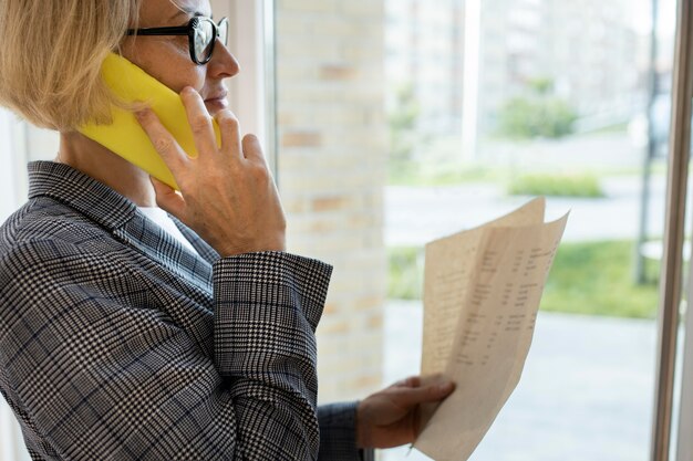 Mujer de negocios rubia trabajando