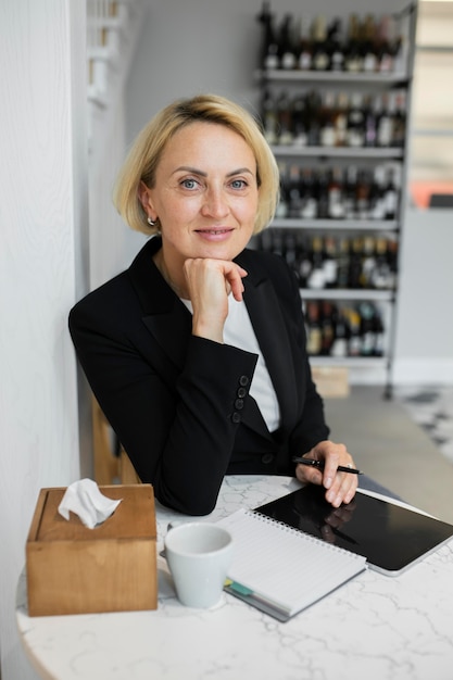 Foto gratuita mujer de negocios rubia en el trabajo